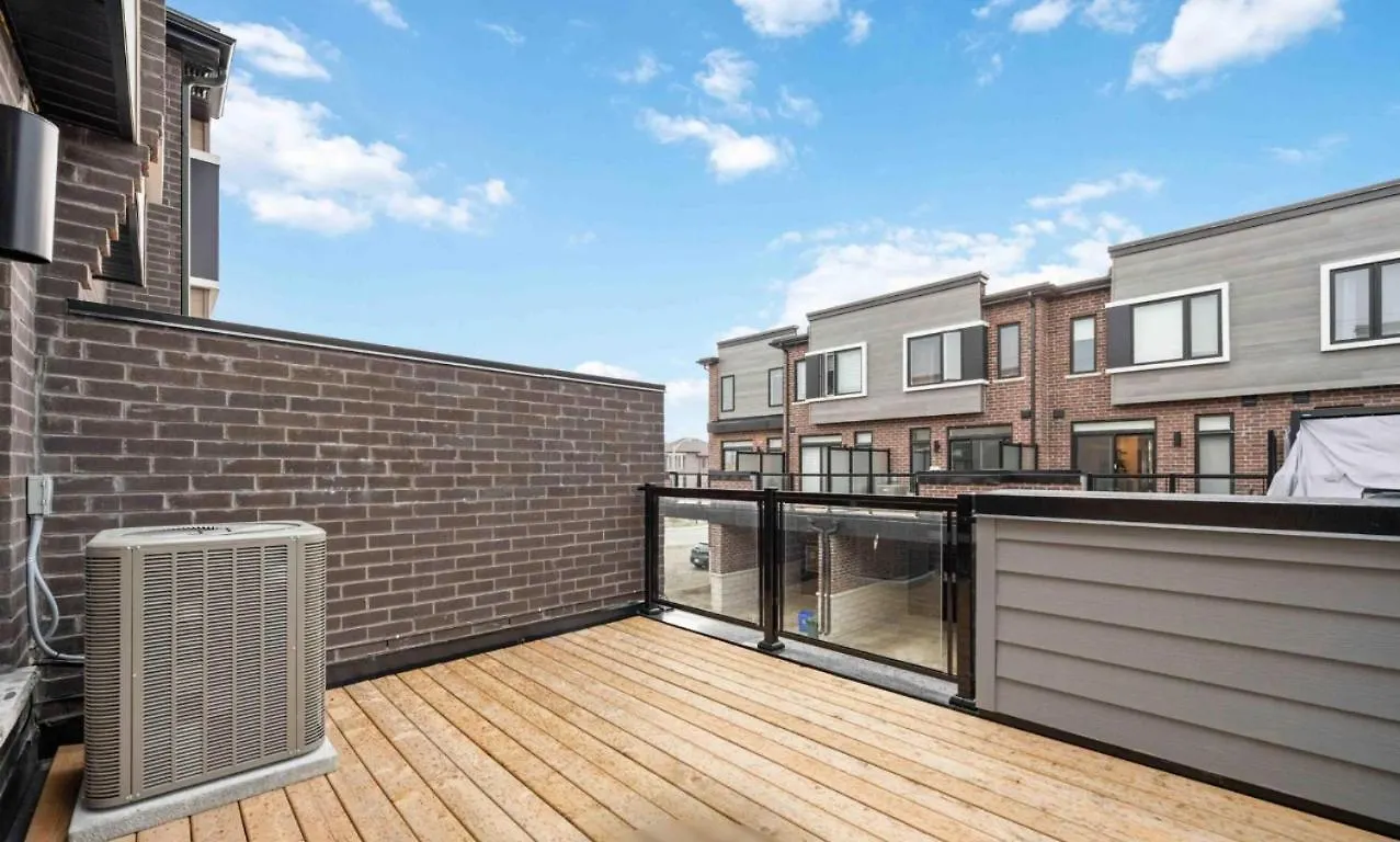 Spruce Private Suite With Attached Full Bathroom In Toronto, Canada Toronto