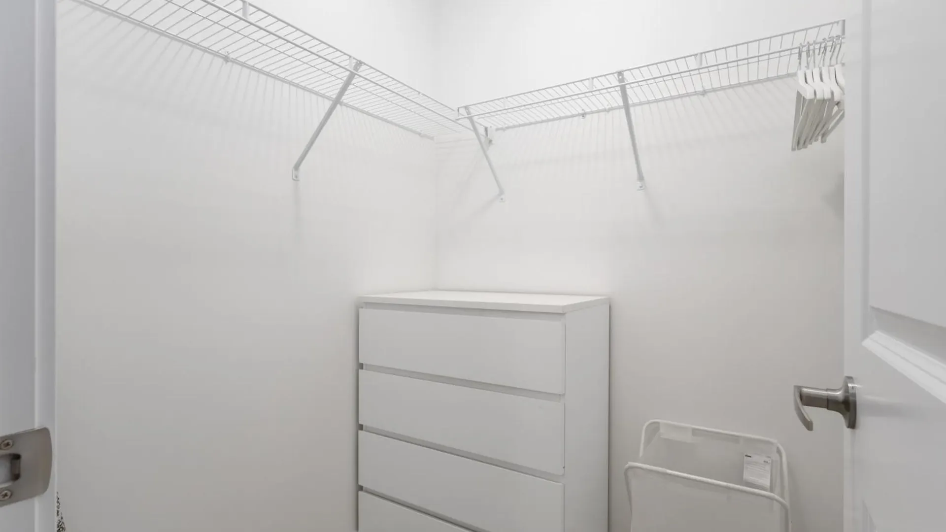 *** Casa de hóspedes Spruce Private Suite With Attached Full Bathroom In Toronto, Canada Canadá